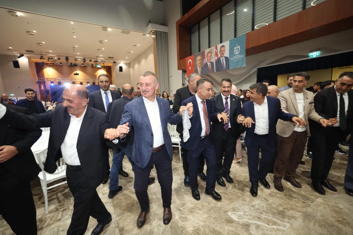 Kocaeli Başkanı Büyükakın, Vanlılar ile halay oynadı